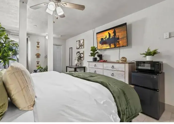 Inviting Oasis - Cozy, Spotless, And Comfortable Room